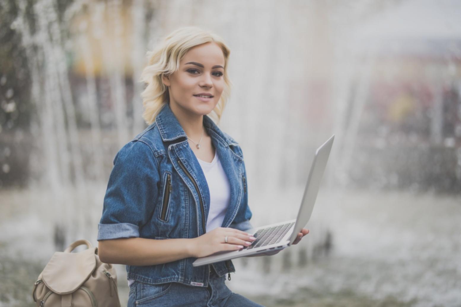 Allieva durante sessione pratica di applicazione acrilico